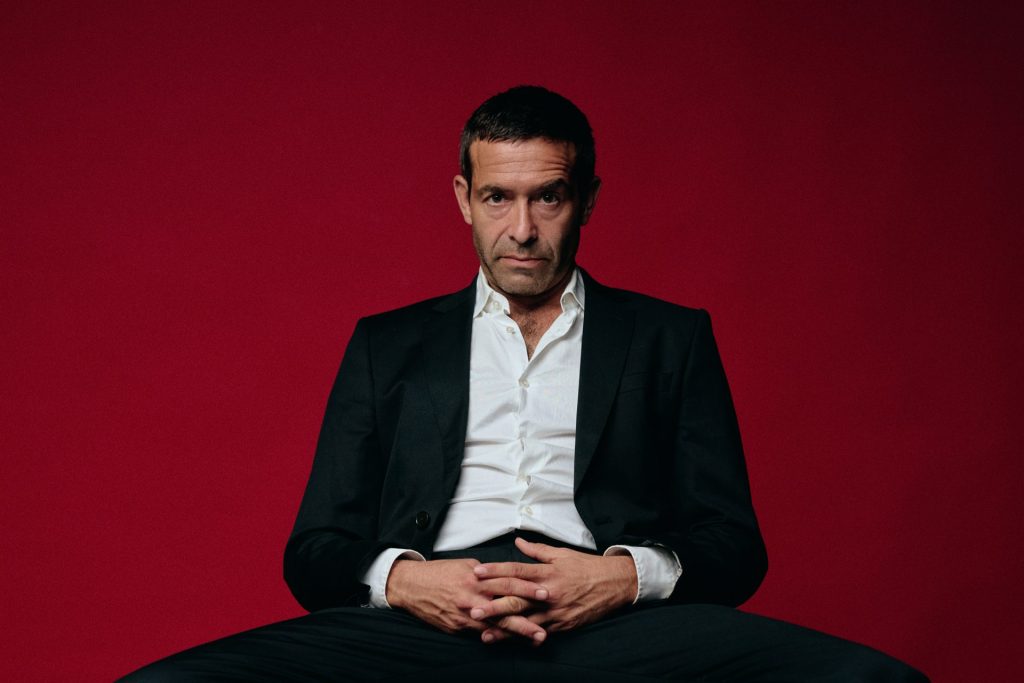 Thomas Levin på scenen i SURKOV